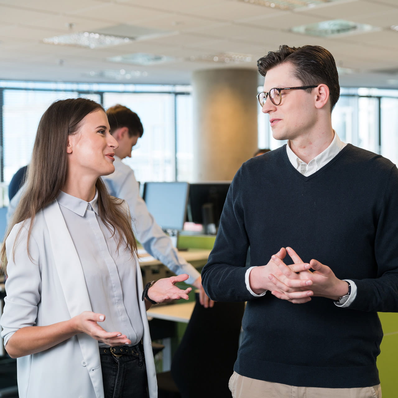 Zwei Menschen in einem Büro unterhalten sich